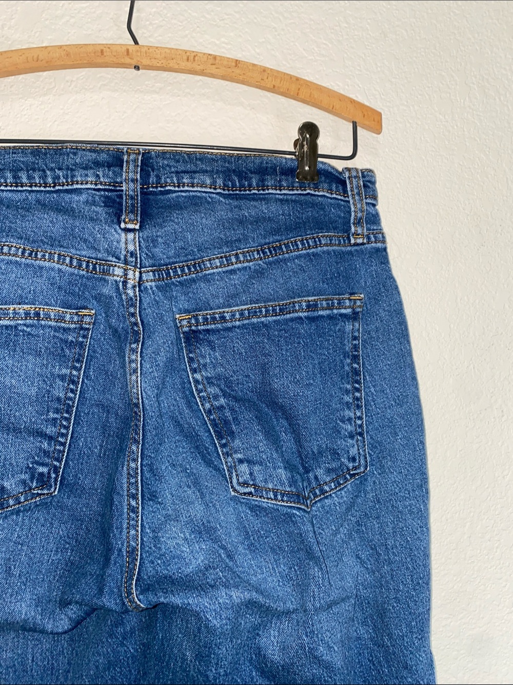 💋Adorable high rise 90’s slim Jeans frayed at the let holes! - Picture 4 of 11